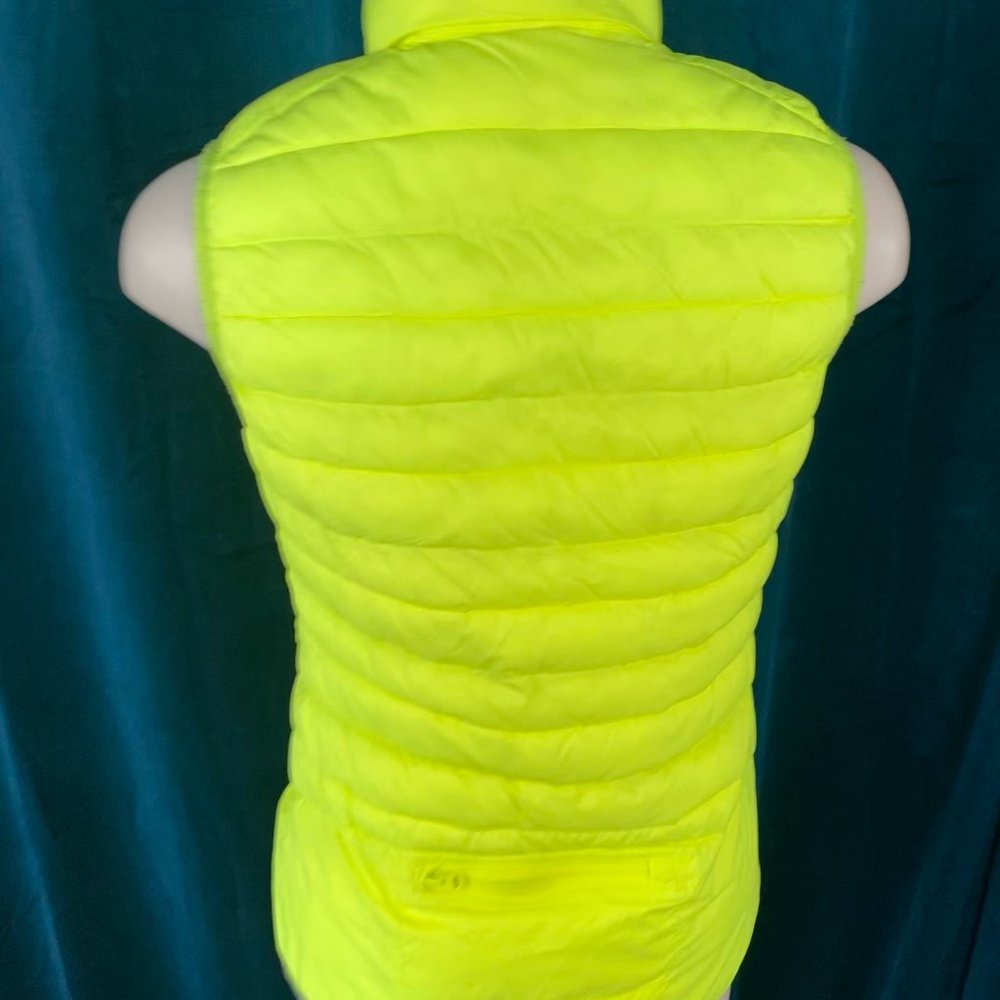 GapFit Primaloft Lightweight Puffer Vest - Picture 8 of 9